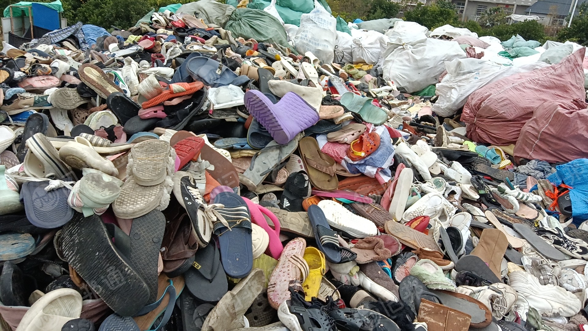 长期出售燃烧料，垃圾鞋，扒鞋底下来的鞋帮料，现货有20吨，在浙江衢州