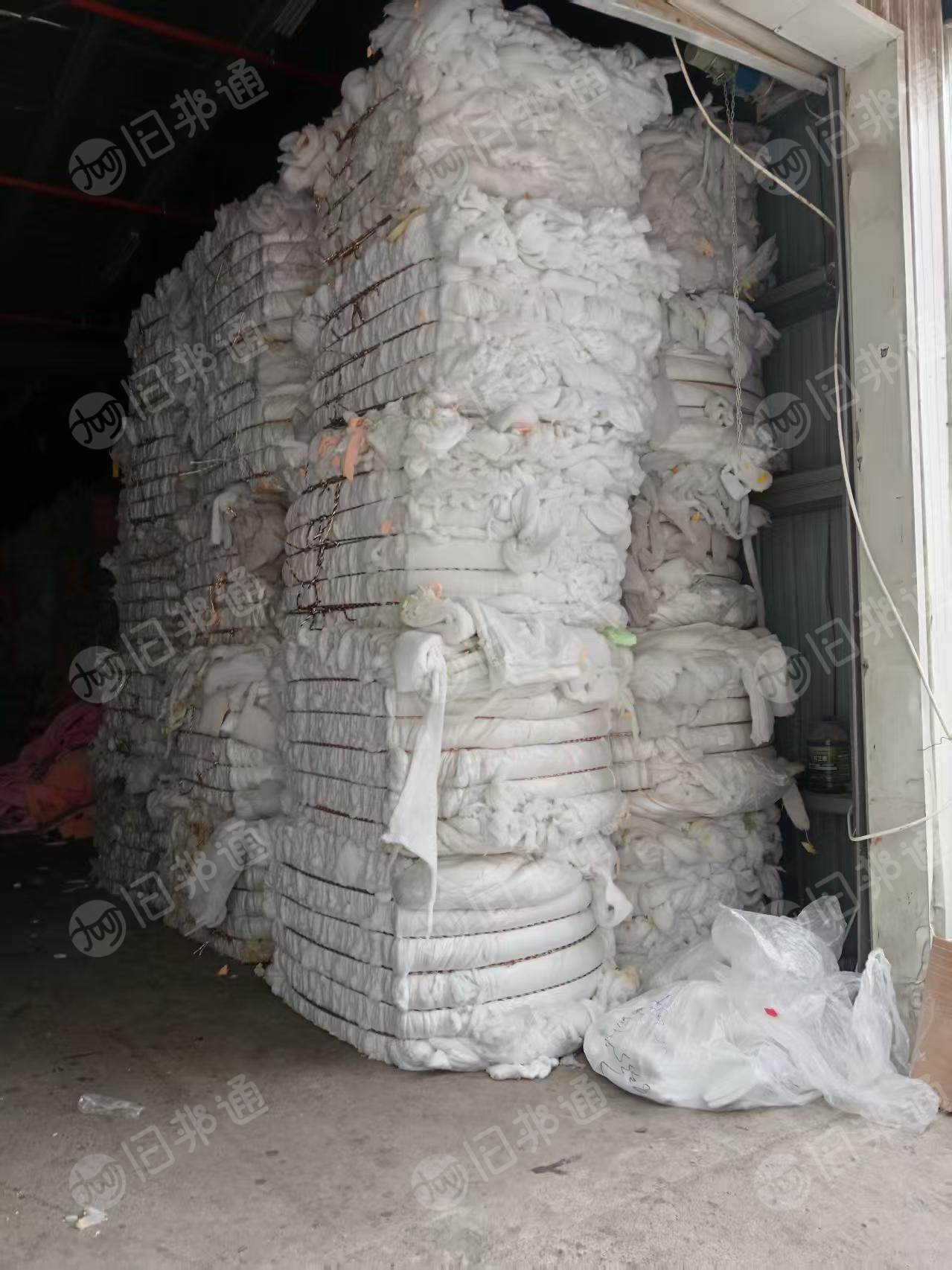 长期出售丝棉下脚料，沙发厂下来的，干净的没有布头没有线头，现货有30多吨，在浙江嘉兴