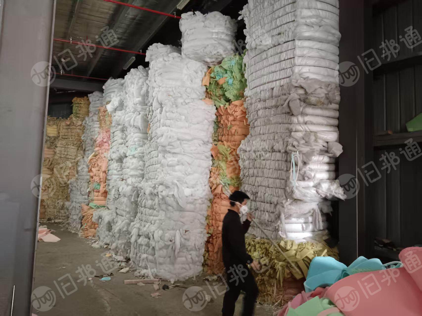 长期出售丝棉下脚料，沙发厂下来的，干净的没有布头没有线头，现货有30多吨，在浙江嘉兴