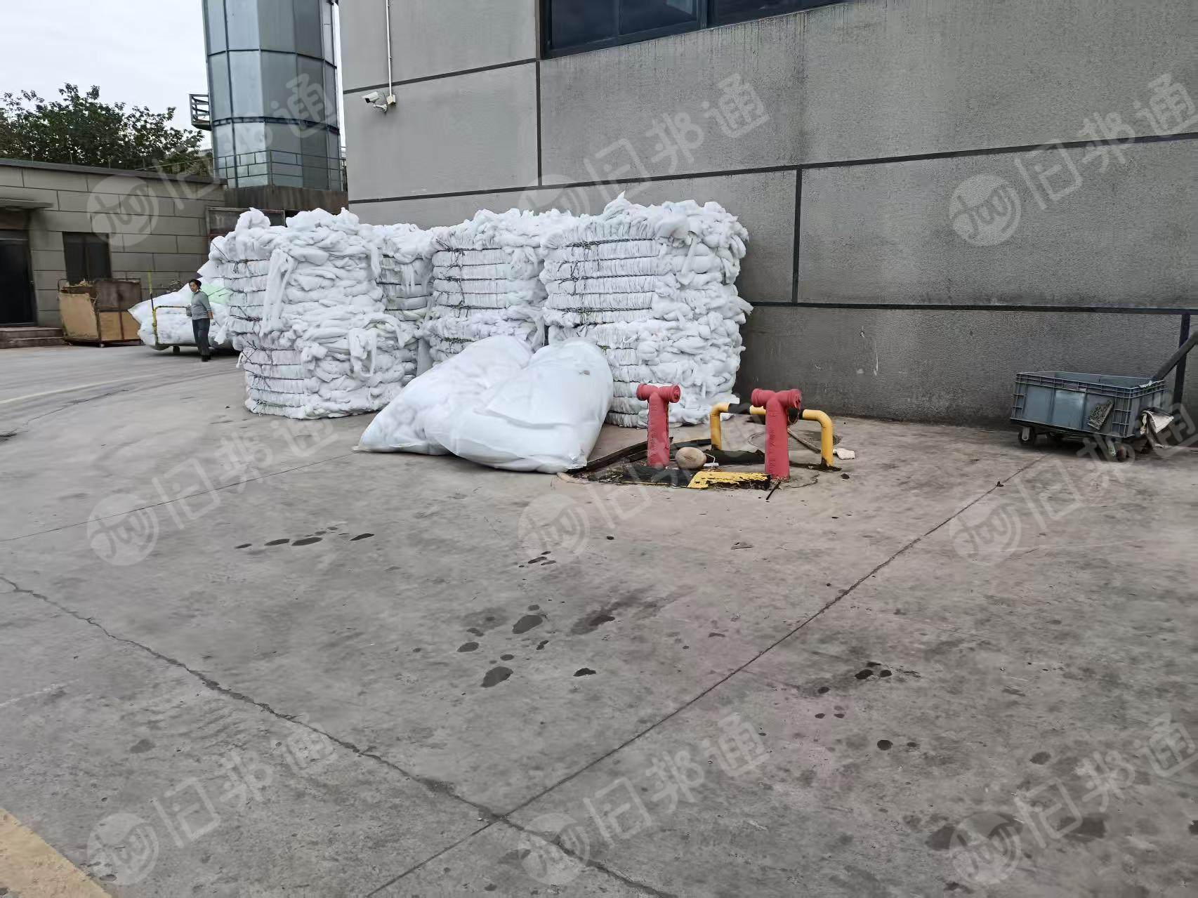 长期出售丝棉下脚料，沙发厂下来的，干净的没有布头没有线头，现货有30多吨，在浙江嘉兴