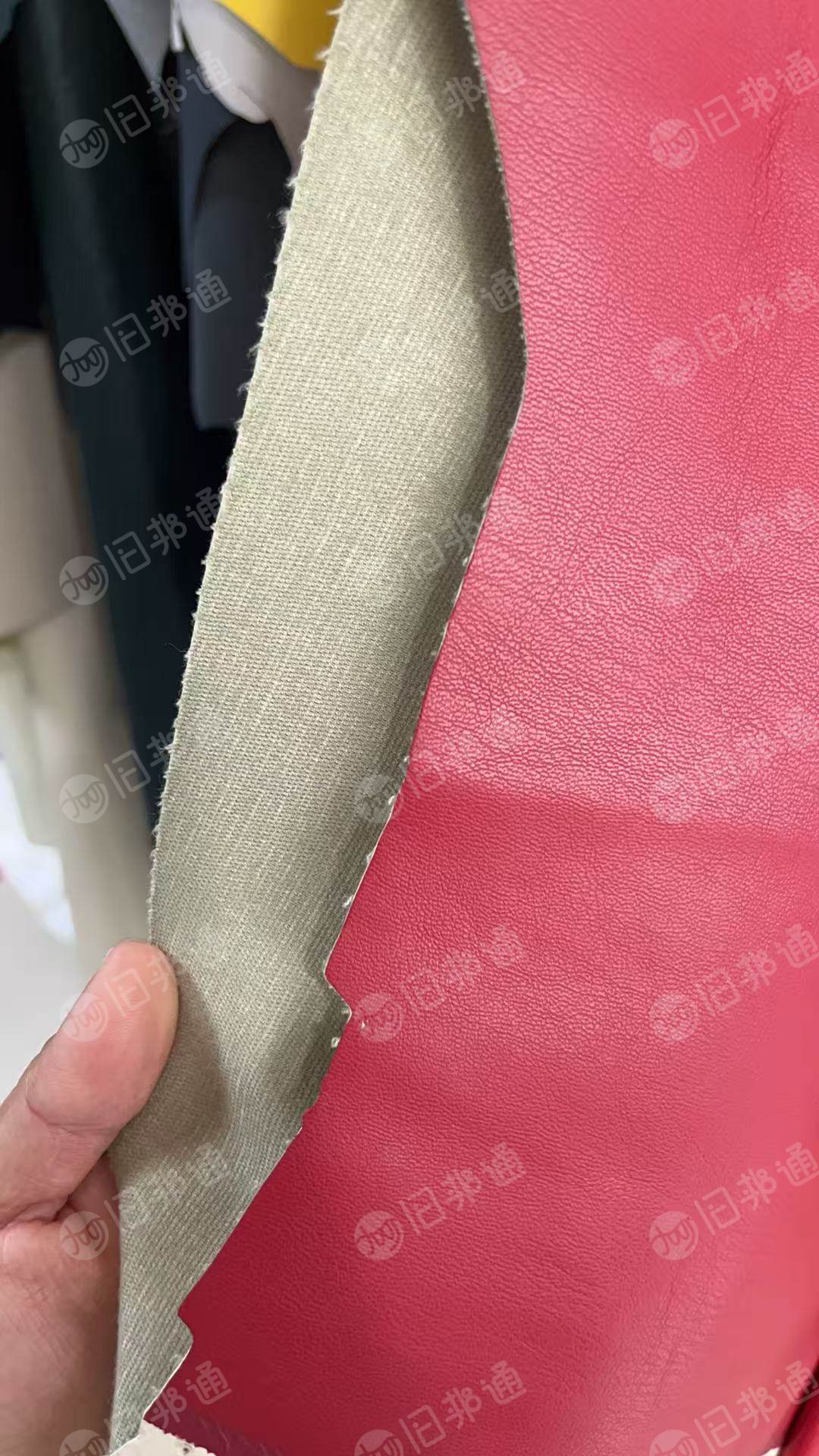 出售红色库存皮革布，正常门幅，现货1万多米，在浙江绍兴