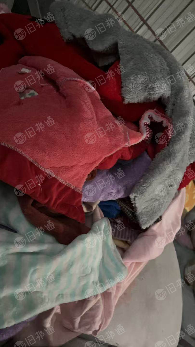 长期出售旧衣服分拣货，大白，裁剪好的睡衣等，现货有几十吨，在湖北荆门