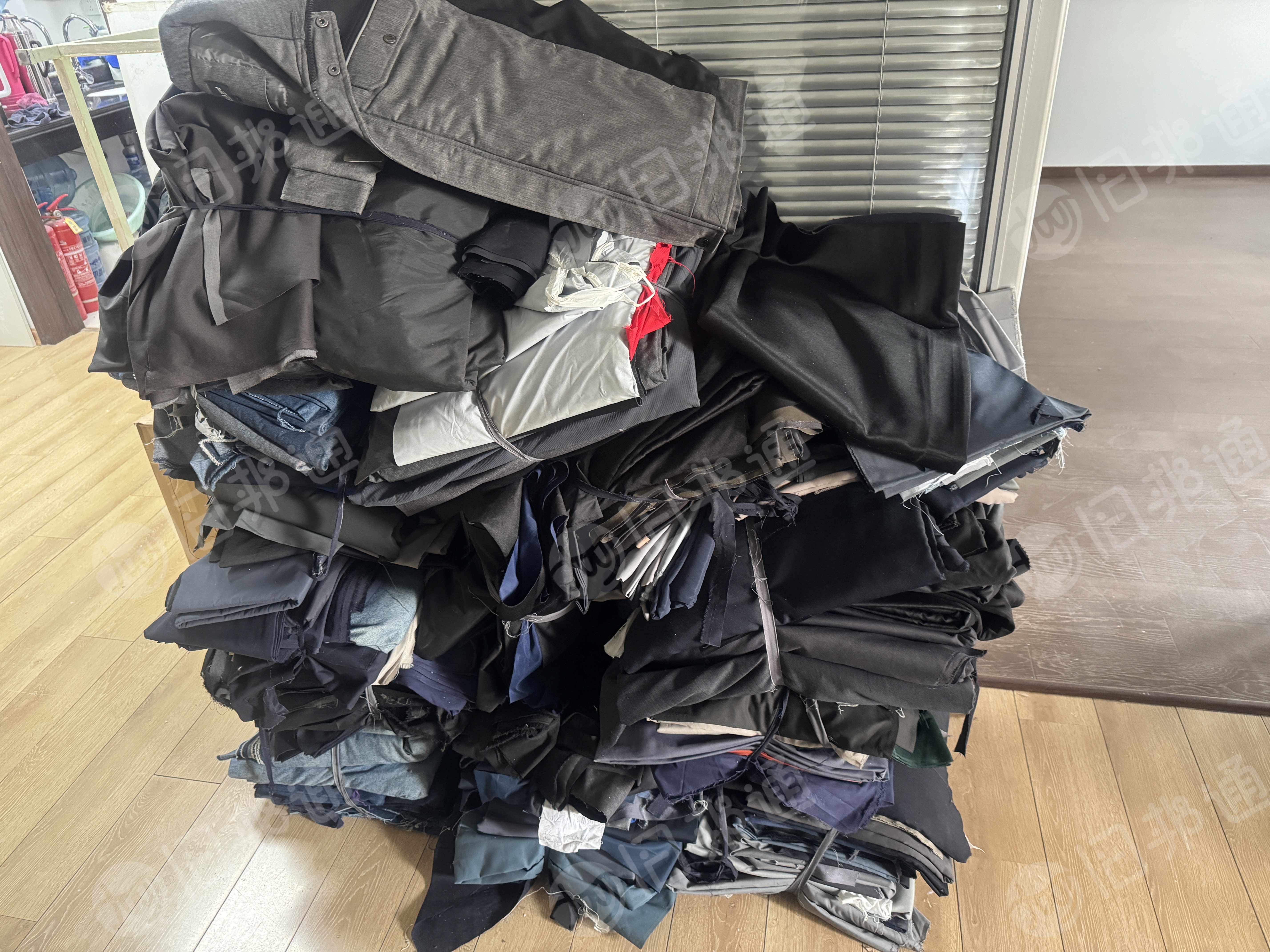 出售沙发厂下来的大布块，涤棉布块，牛仔布块