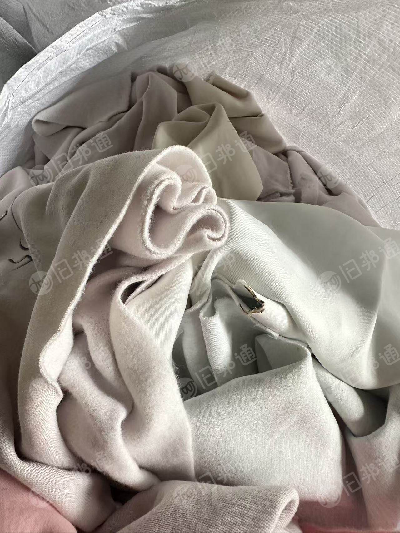 出售杂色涤棉废布，涤棉布块，现货有十几吨，货在江苏连云港