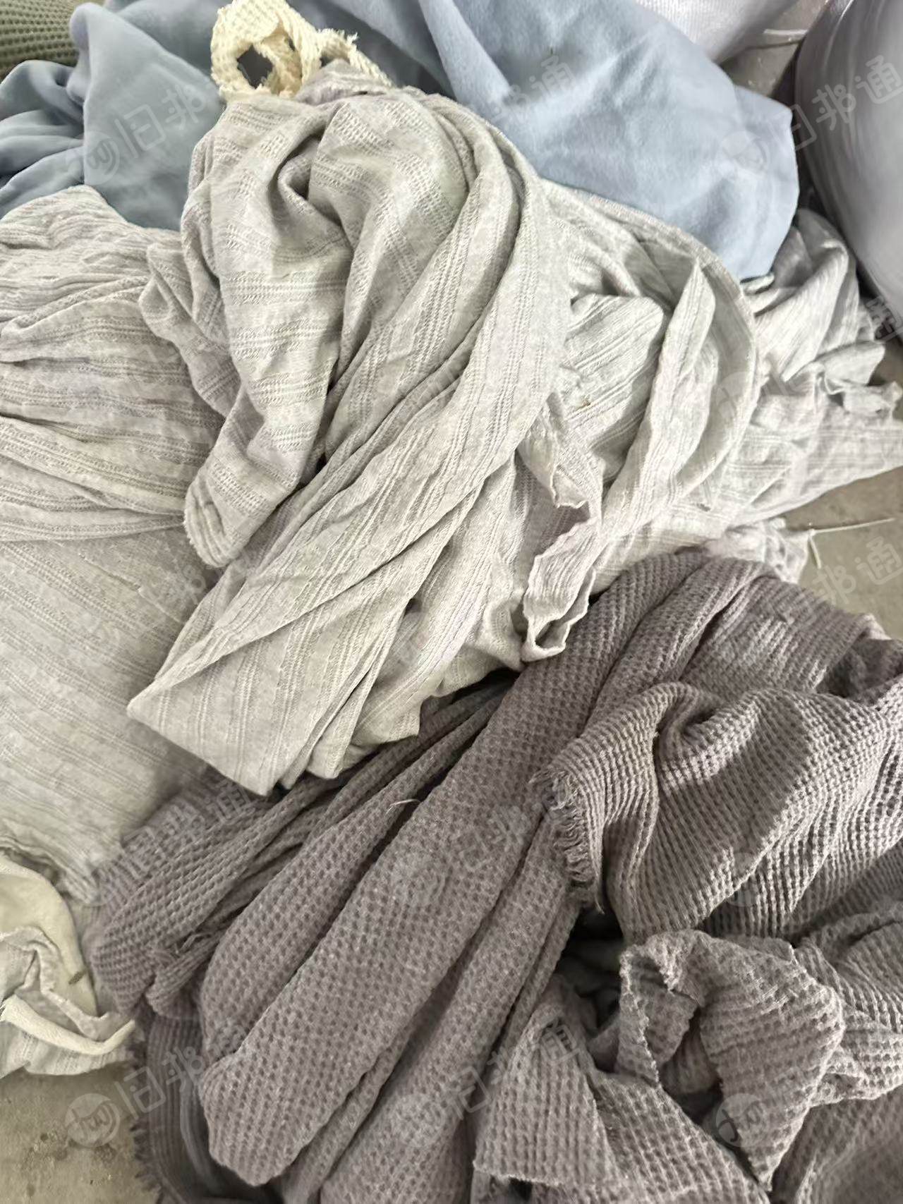 出售杂色涤棉废布，涤棉布块，现货有十几吨，货在江苏连云港