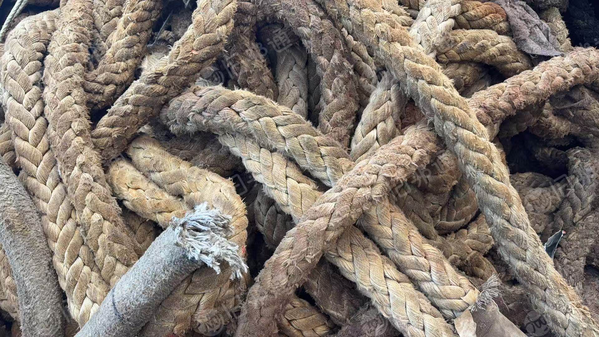 长期出售缆绳统货，有涤纶缆绳，丙纶缆绳，涤纶比较多，现货有13米一车，货在山东临沂