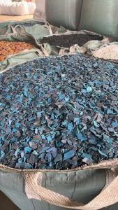 出售电瓶破碎料，主要是汽车上下来的电瓶，水洗甩干的，月供1000吨