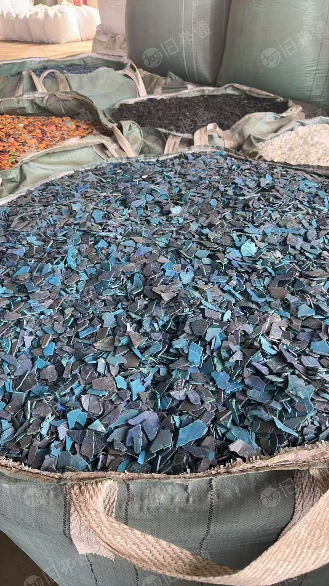 出售电瓶破碎料，主要是汽车上下来的电瓶，水洗甩干的，月供1000吨