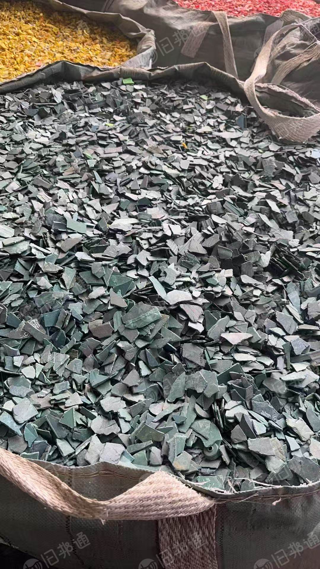 出售电瓶破碎料，主要是汽车上下来的电瓶，水洗甩干的，月供1000吨