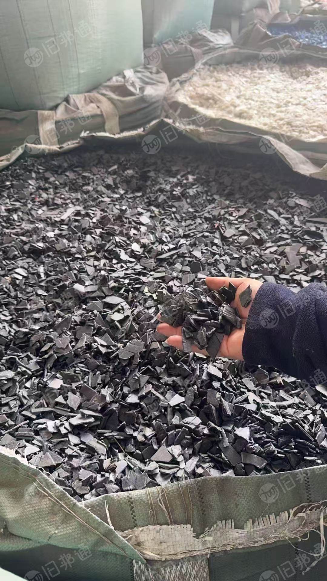 出售电瓶破碎料，主要是汽车上下来的电瓶，水洗甩干的，月供1000吨