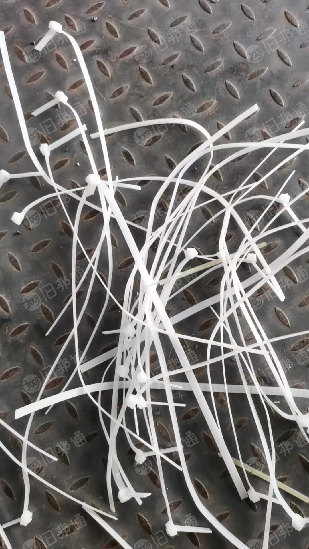 出售尼龙扎带废料,有白色也有黑色的,现货2吨左右