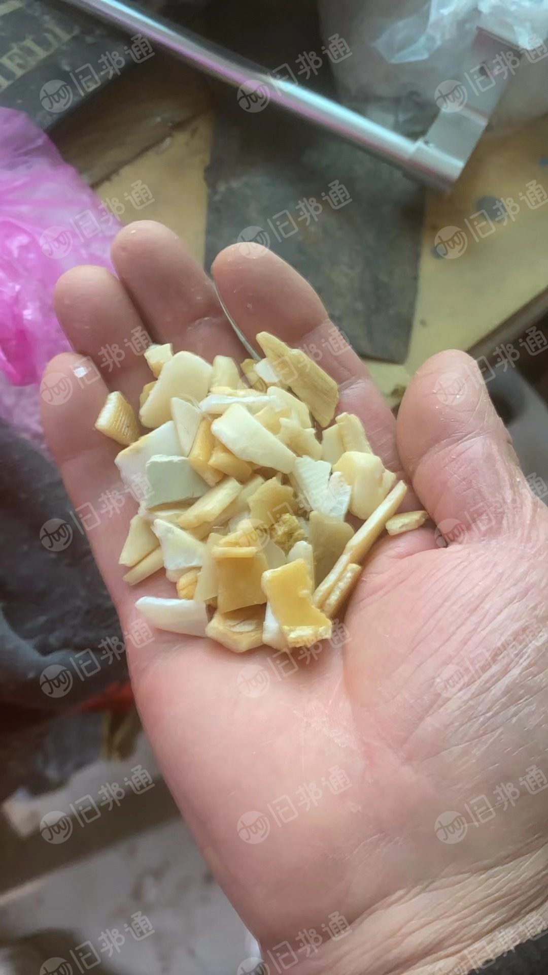 出售ABS破碎料，本色是轮子和管破碎的，红色是电瓶壳破碎的，水洗盐漂料，现货5吨