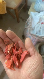 出售ABS破碎料，本色是轮子和管破碎的，红色是电瓶壳破碎的，水洗盐漂料，现货5吨