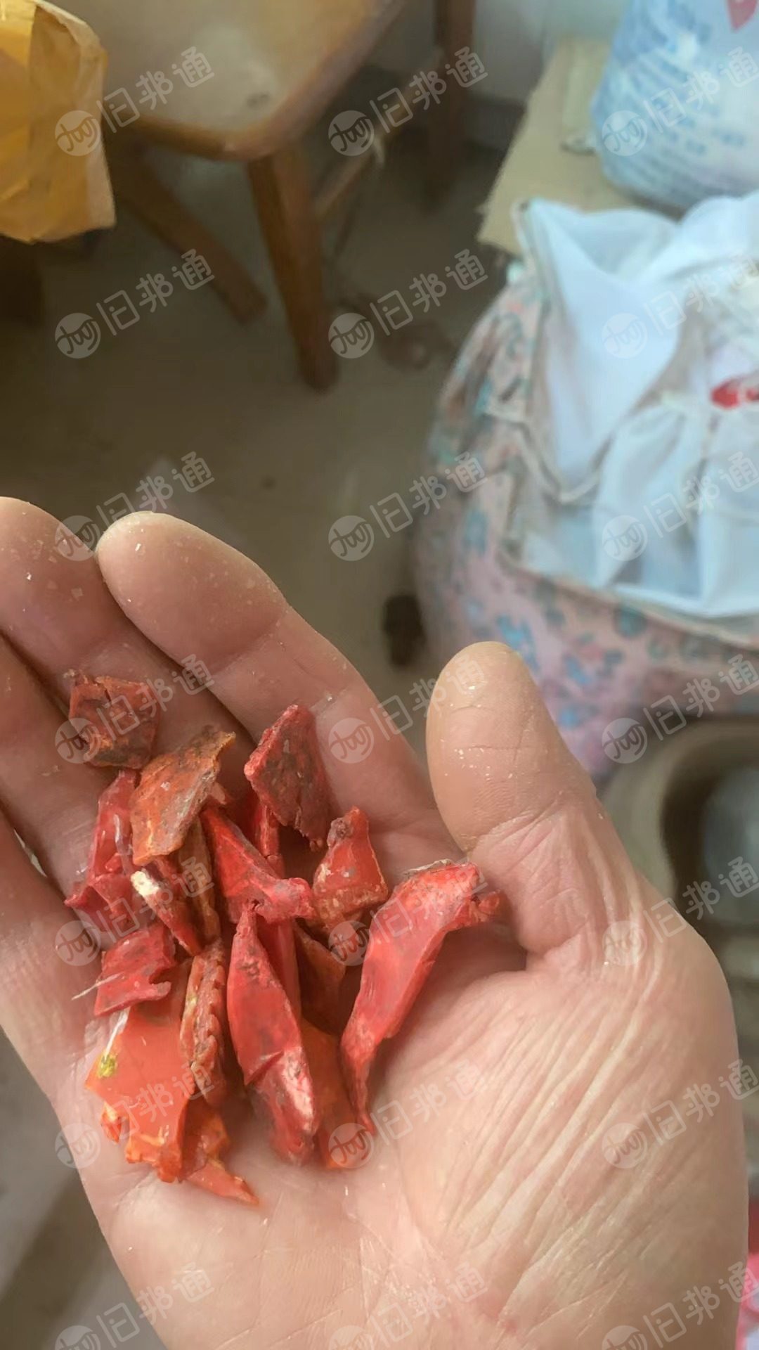 出售ABS破碎料，本色是轮子和管破碎的，红色是电瓶壳破碎的，水洗盐漂料，现货5吨