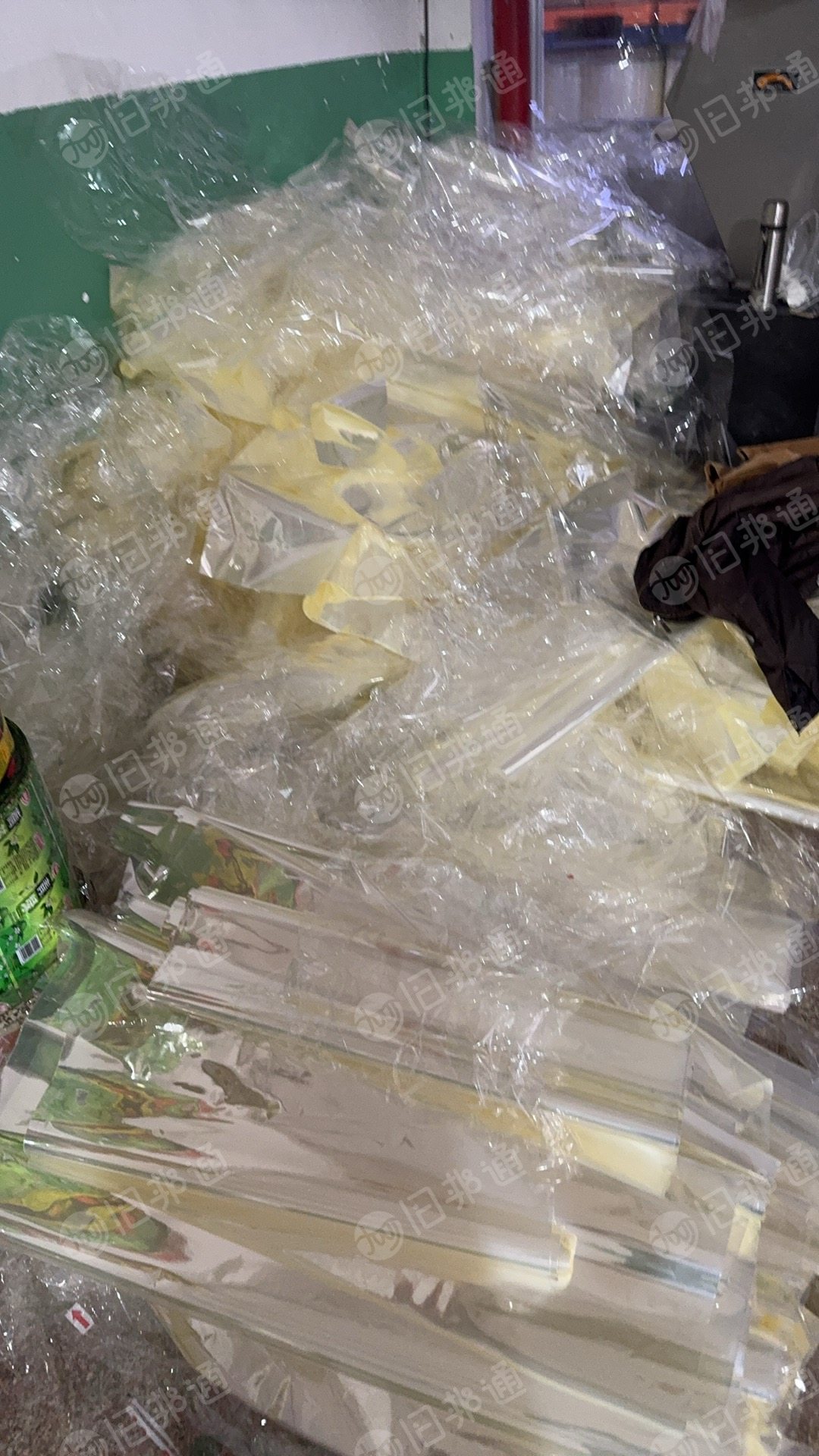 出售透明PVC膜，现货18吨，也有PVC花膜，包装膜下来的