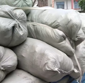 长期出售旧衣服黑料，下脚料，燃烧料，月供几吨，货在福建莆田