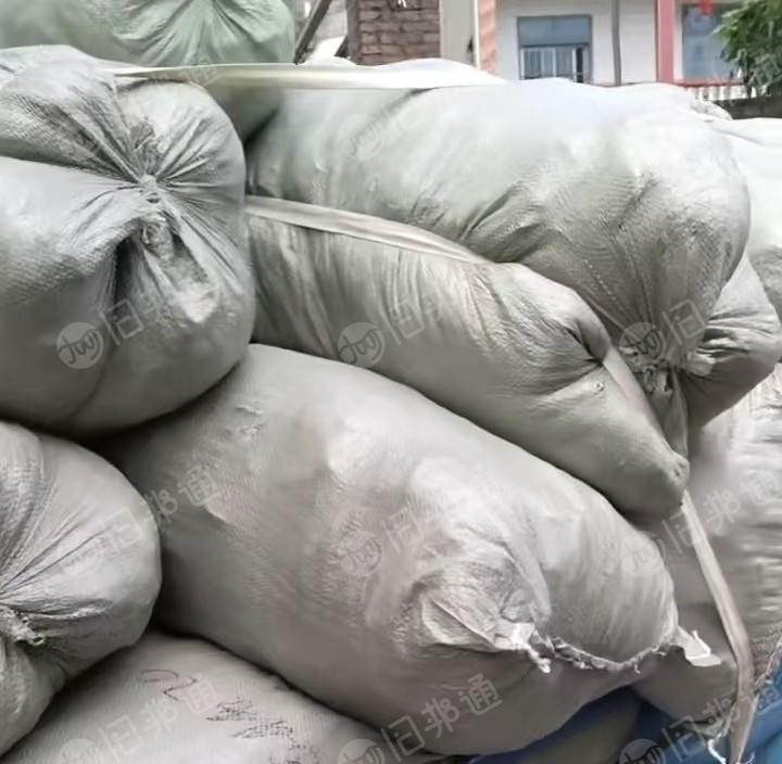 长期出售旧衣服黑料，下脚料，燃烧料，月供几吨，货在福建莆田