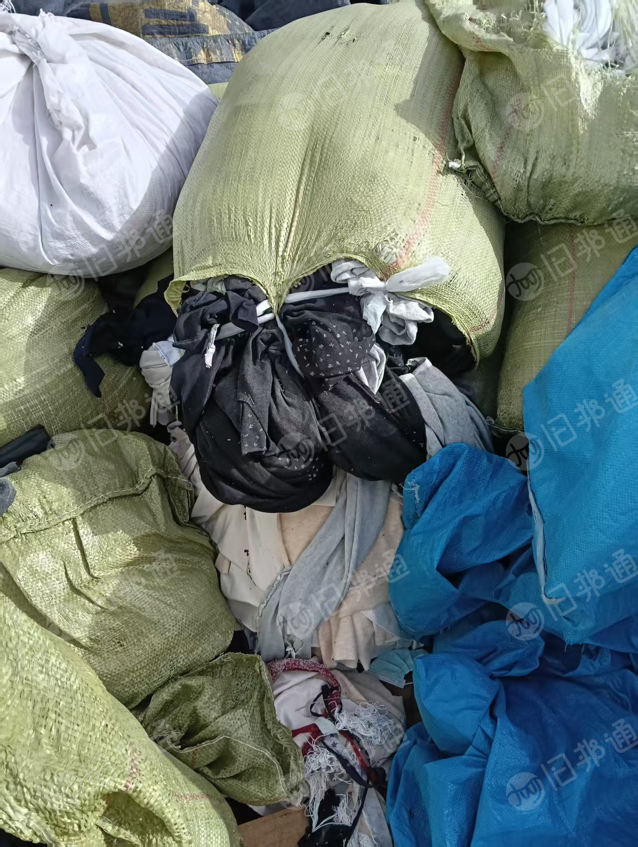 长期出售涤棉擦机布，复合厂下来的，白色杂色加起来有十几吨，货在浙江湖州