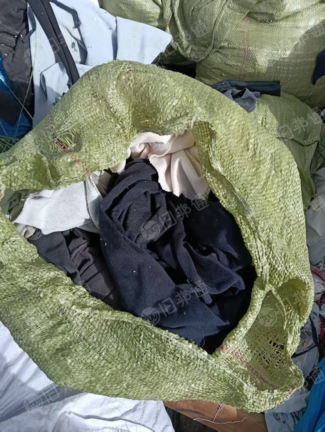 长期出售涤棉擦机布，复合厂下来的，白色杂色加起来有十几吨，货在浙江湖州