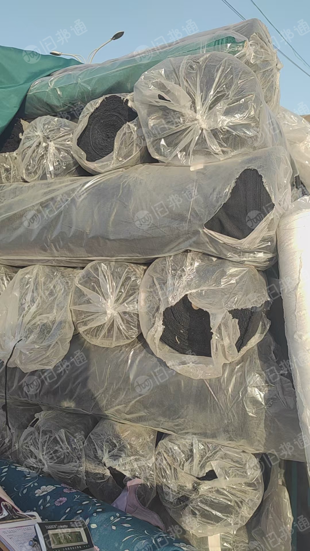 出售库存布，梭织乱麻坯布，涤纶材质，门幅150左右，有色坯跟黑色乱麻，现货有几万米，货在江苏苏州