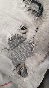 长期出售纯棉牛仔布边角料，100%纯棉，未褪色的，现货7吨左右，货在山东临沂