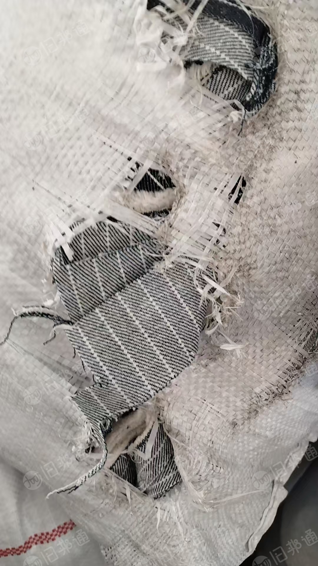 长期出售纯棉牛仔布边角料，100%纯棉，未褪色的，现货7吨左右，货在山东临沂