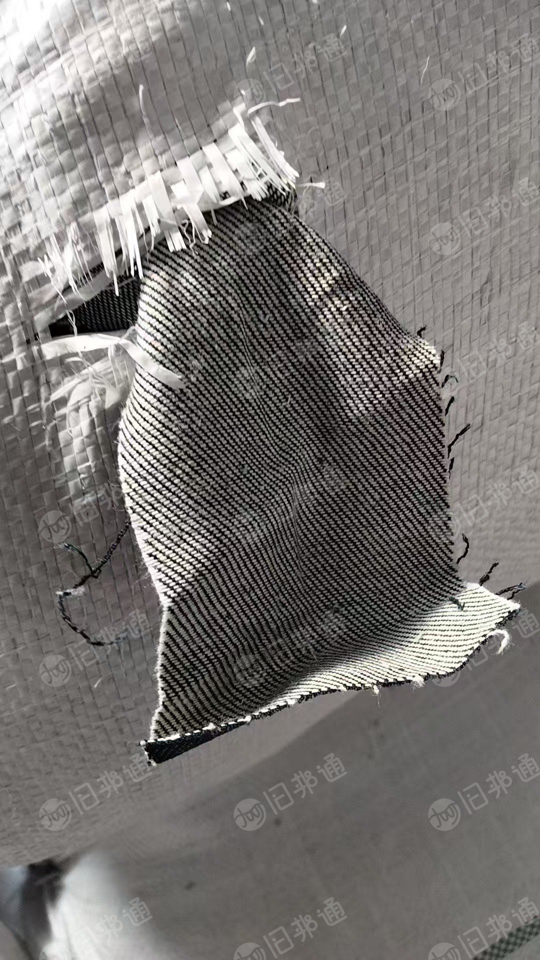 长期出售纯棉牛仔布边角料，100%纯棉，未褪色的，现货7吨左右，货在山东临沂