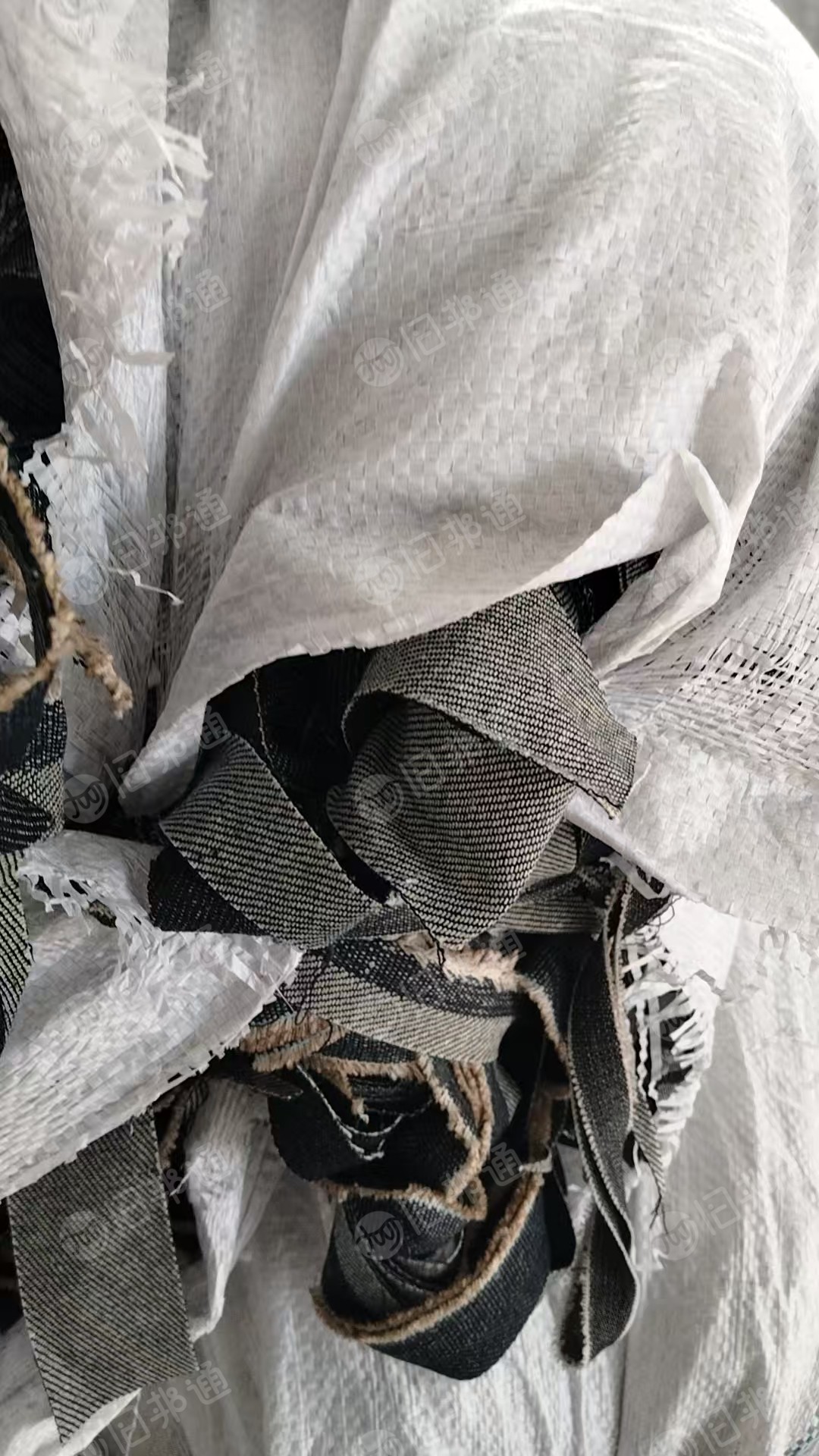 长期出售纯棉牛仔布边角料，100%纯棉，未褪色的，现货7吨左右，货在山东临沂