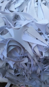 长期出售涤棉废布，鞋面裁下来的边角料，两面都是涤棉的多，每月10吨左右，货在山东临沂