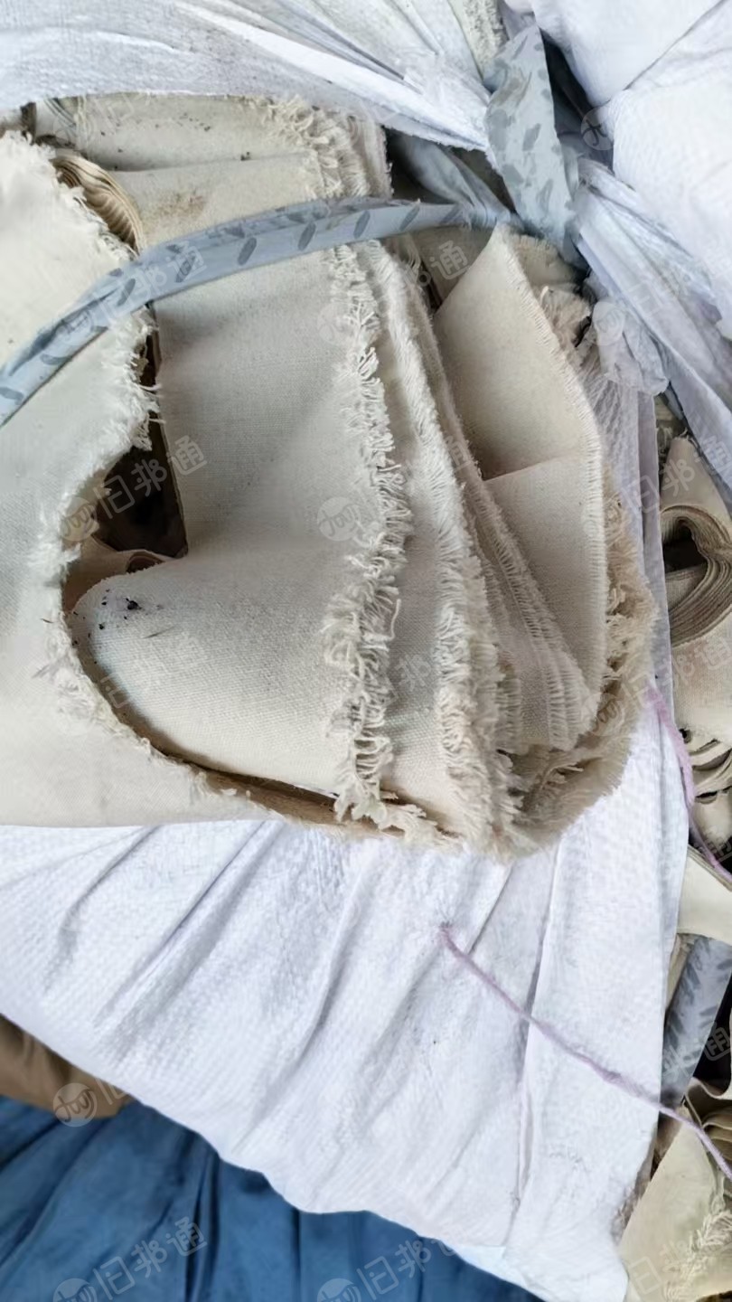 长期出售涤棉废布，鞋面裁下来的边角料，两面都是涤棉的多，每月10吨左右，货在山东临沂