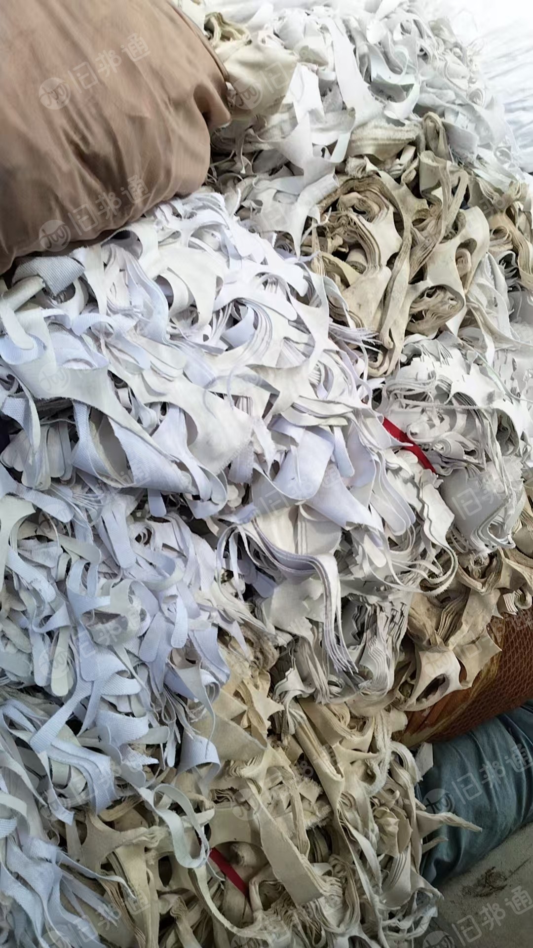 长期出售涤棉废布，鞋面裁下来的边角料，两面都是涤棉的多，每月10吨左右，货在山东临沂