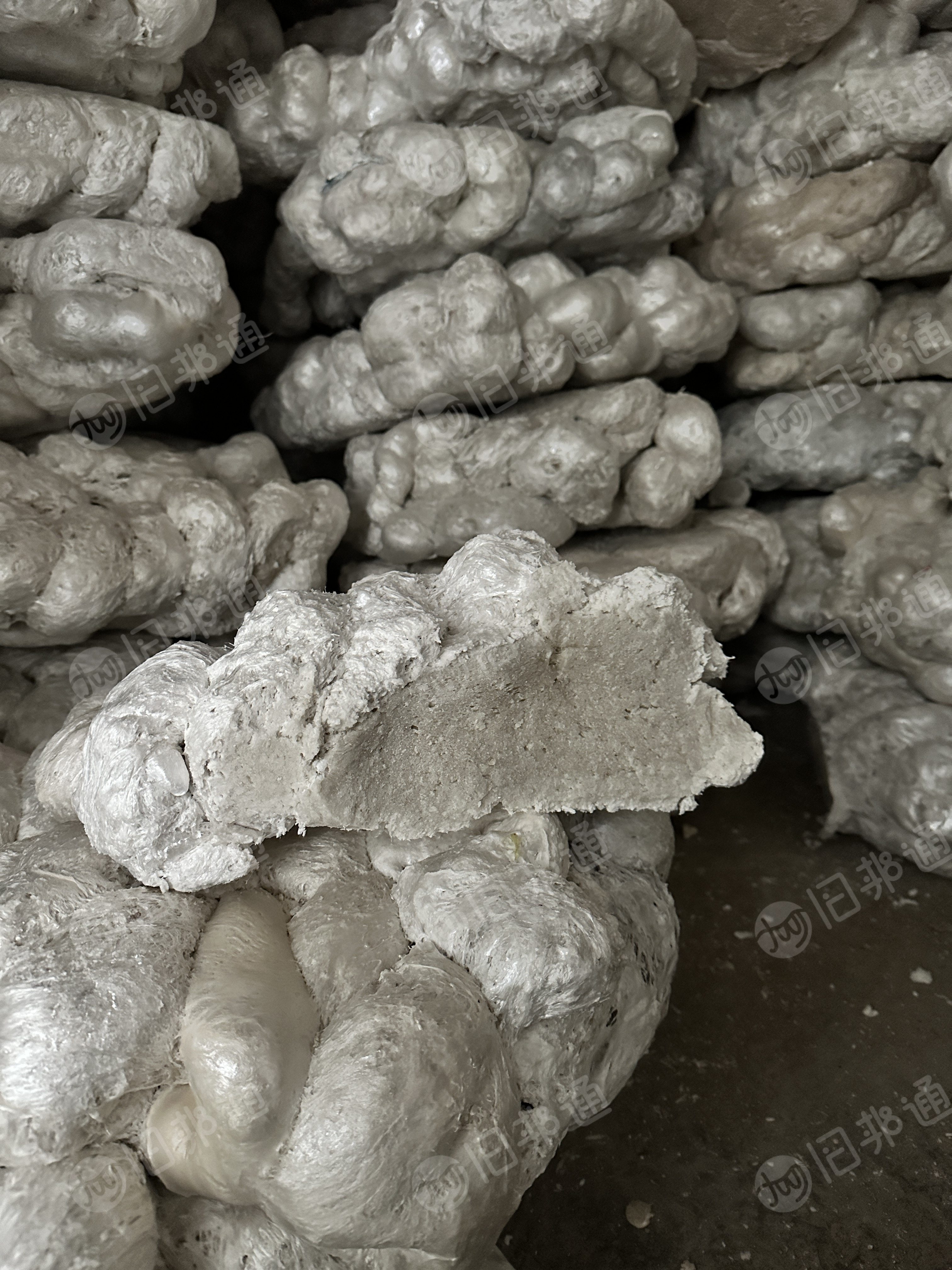 出售热熔块，现货十几吨，每个月50吨