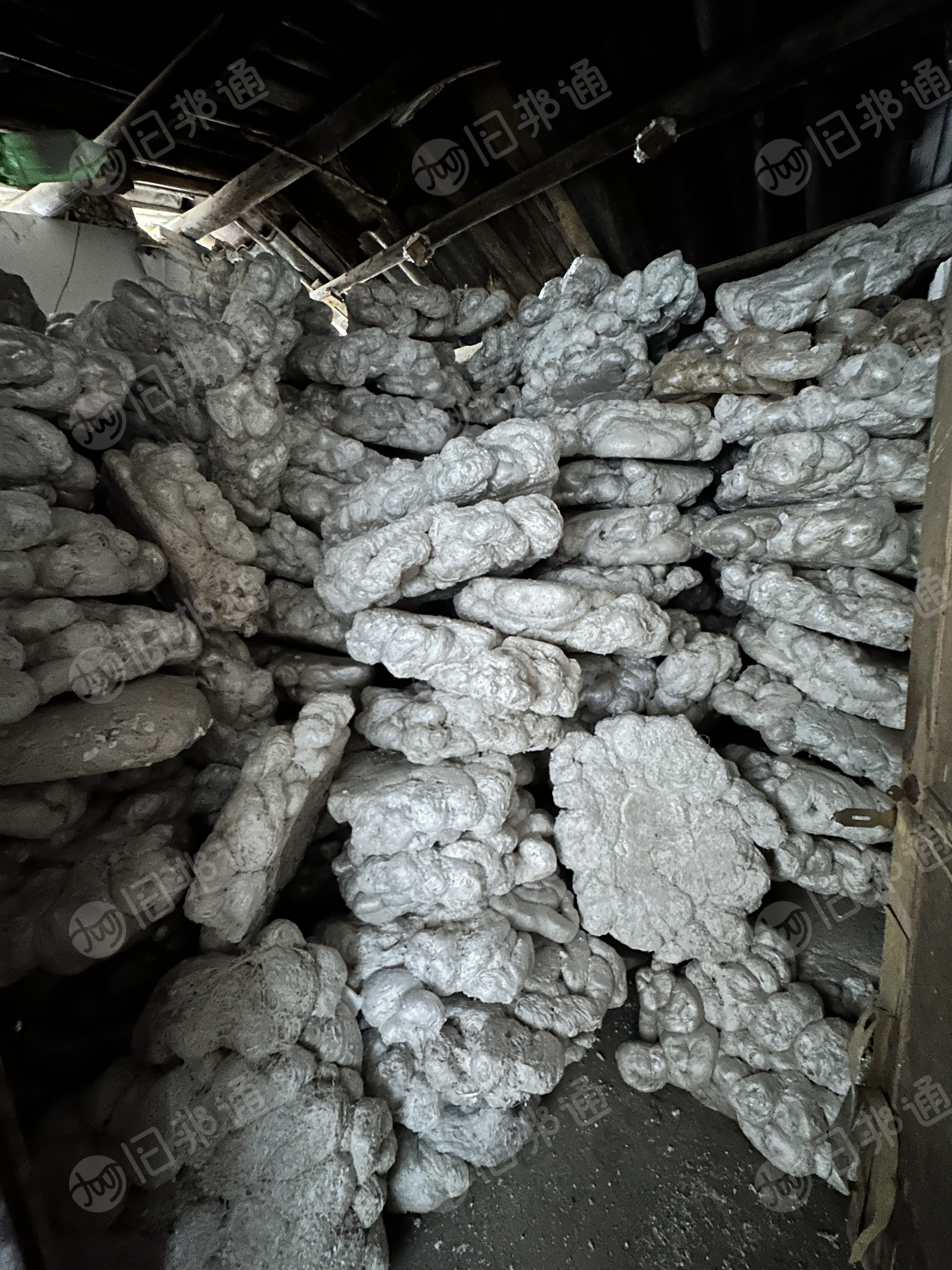 出售热熔块，现货十几吨，每个月50吨