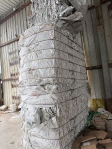 出售废旧吨包，装石灰的，种吨袋里面有白色的塑料膜，一种里面是银色的那种