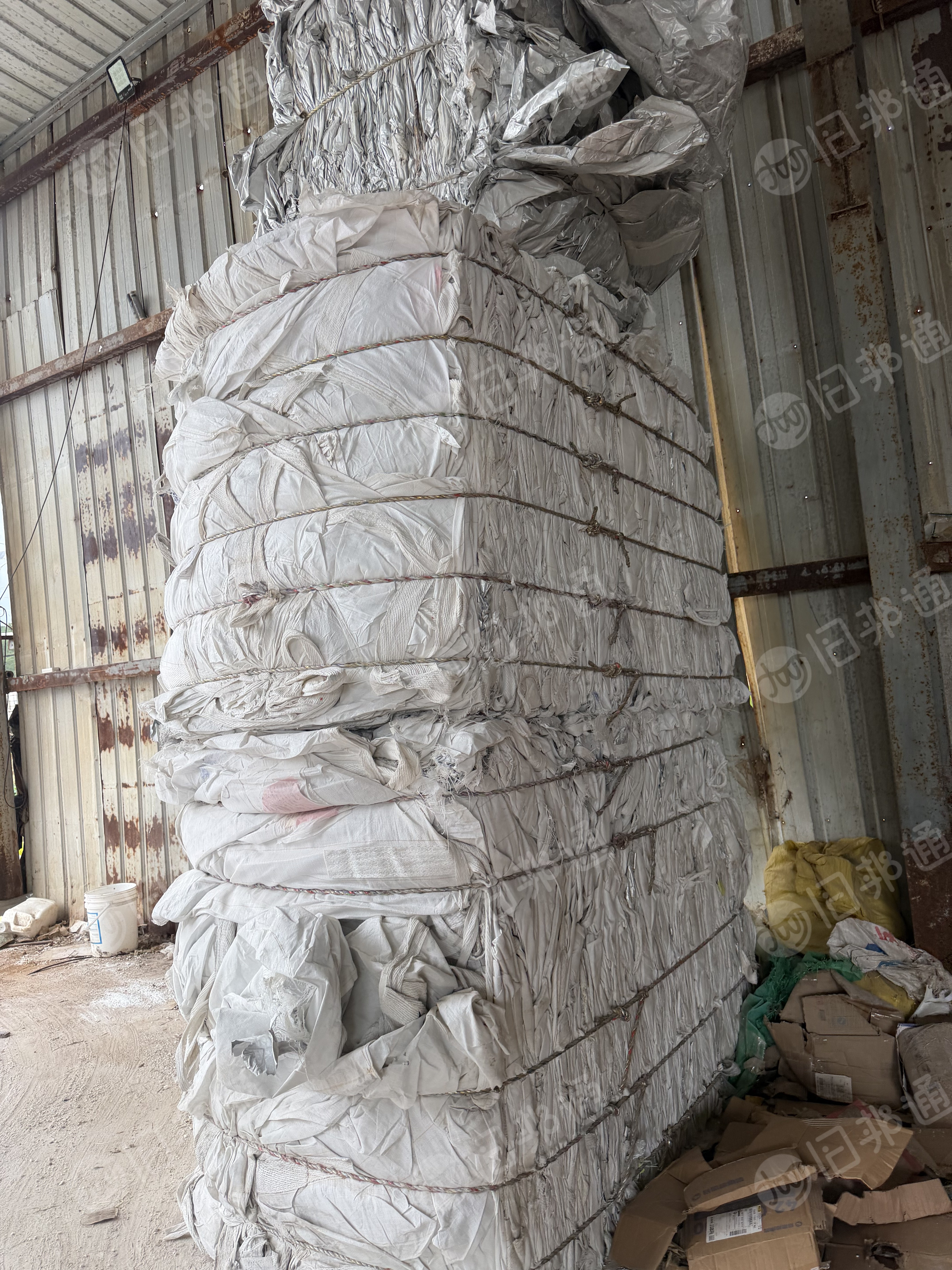 出售废旧吨包，装石灰的，种吨袋里面有白色的塑料膜，一种里面是银色的那种