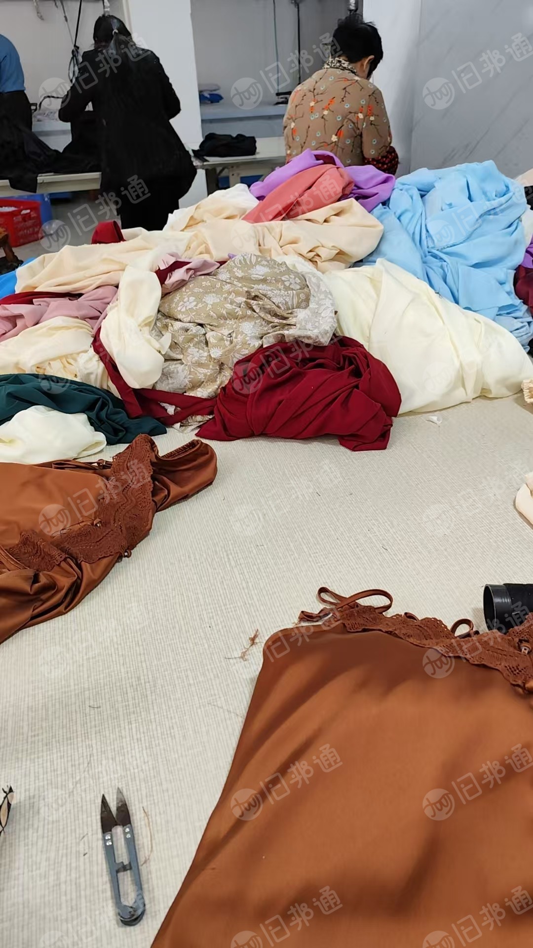 长期出售废布料，制衣厂下来的，各种材质的都有，可以统货出也可以分拣，月供20吨左右，在湖南永州