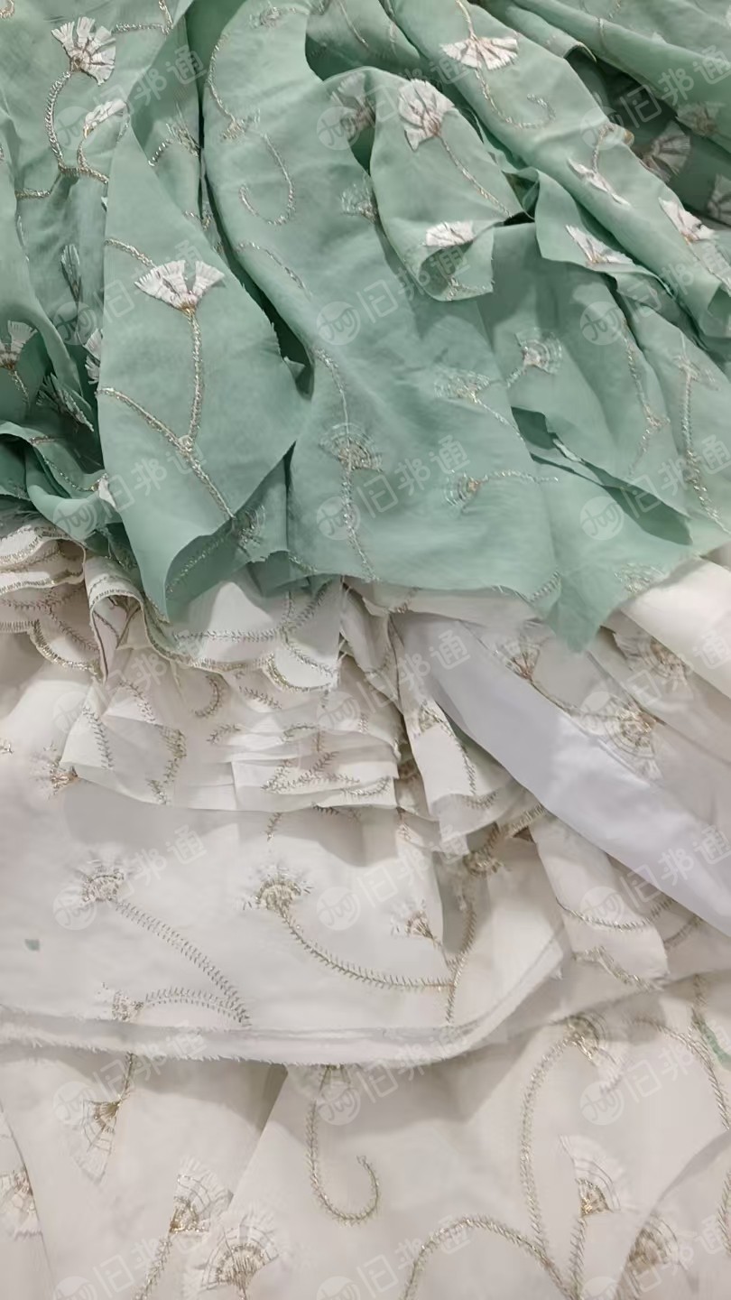 长期出售废布料，制衣厂下来的，各种材质的都有，可以统货出也可以分拣，月供20吨左右，在湖南永州