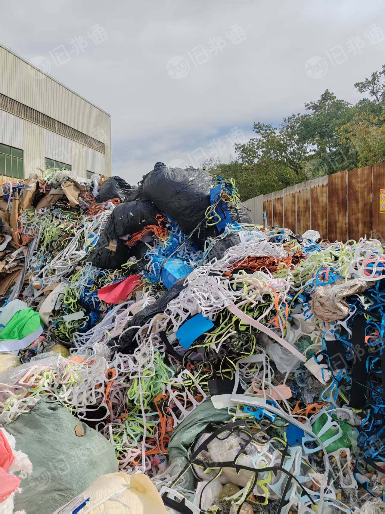 长期出售鞋厂下来的废布料，燃烧料，黑料，现货七八百吨