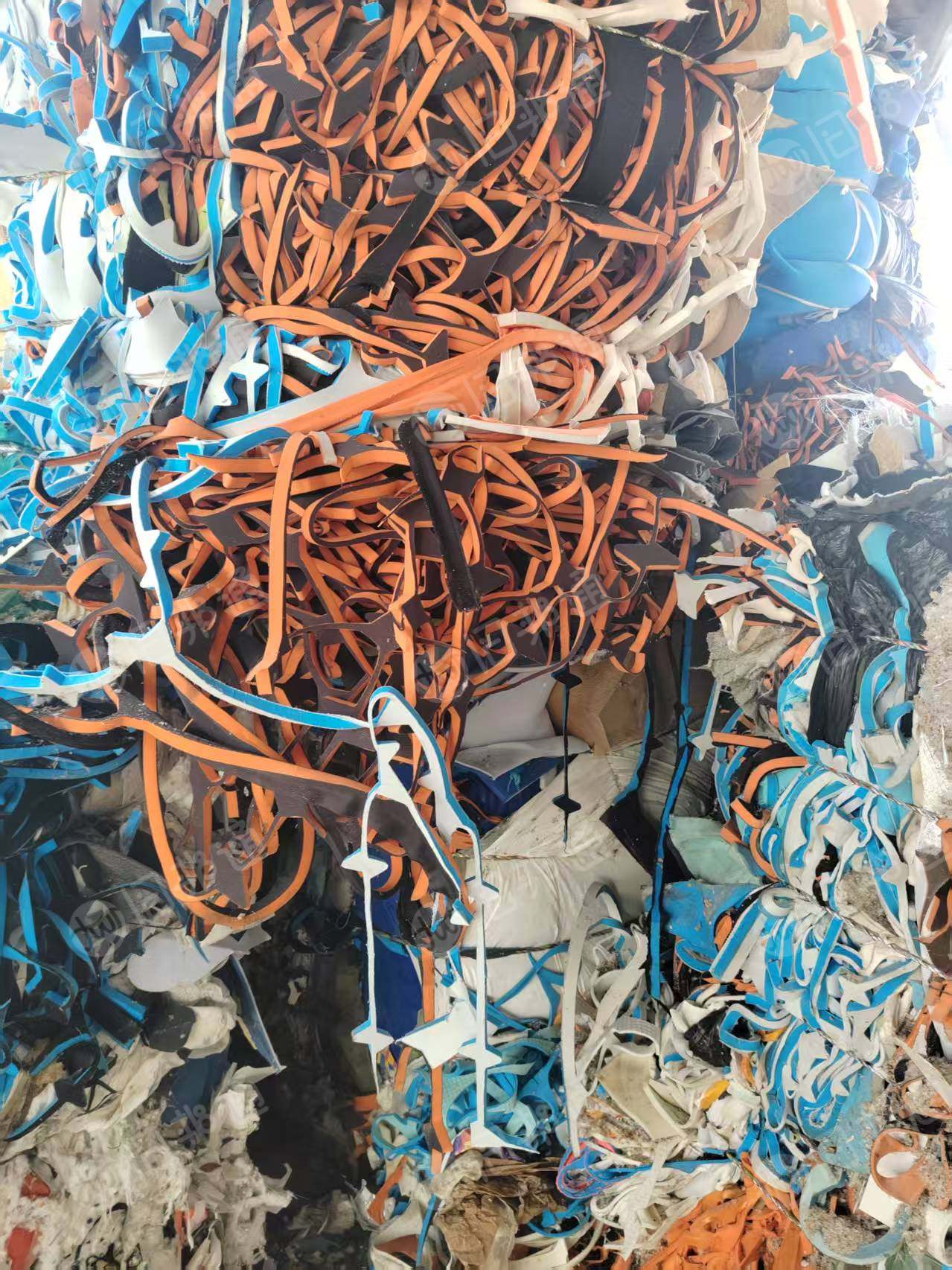 长期出售鞋厂下来的废布料，燃烧料，黑料，现货七八百吨