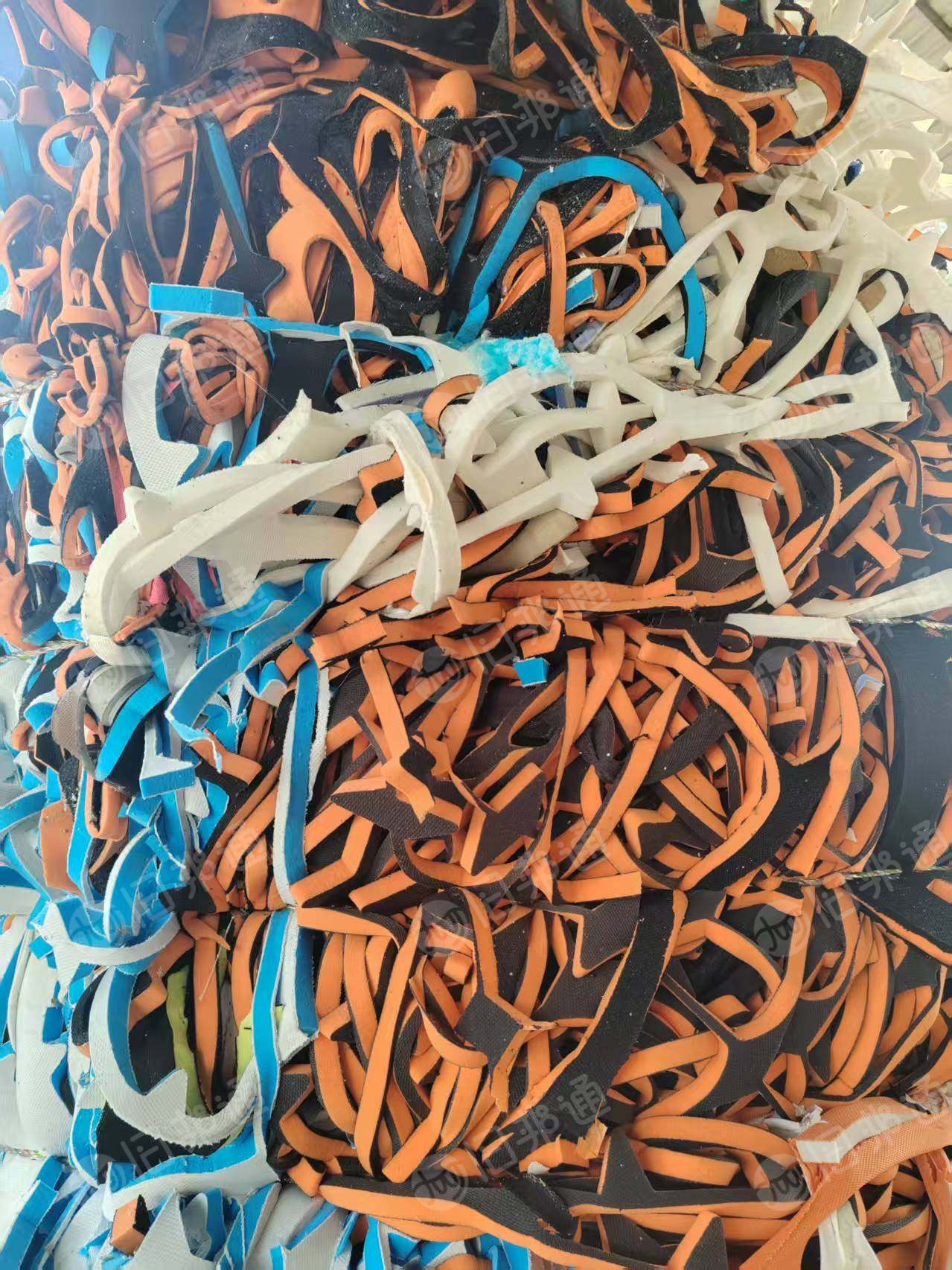 长期出售鞋厂下来的废布料，燃烧料，黑料，现货七八百吨