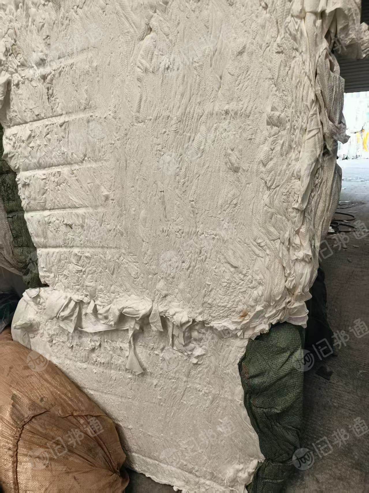 长期出售涤粘无纺布边角料，粘胶无纺布边角料，制品厂下来的，涤纶的一部分是手套料