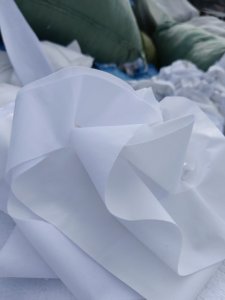 长期出售床上用品下脚料，涤棉废布，针织漂白废布，梭织漂白布块，绗棉下脚料，开花料现货200多吨