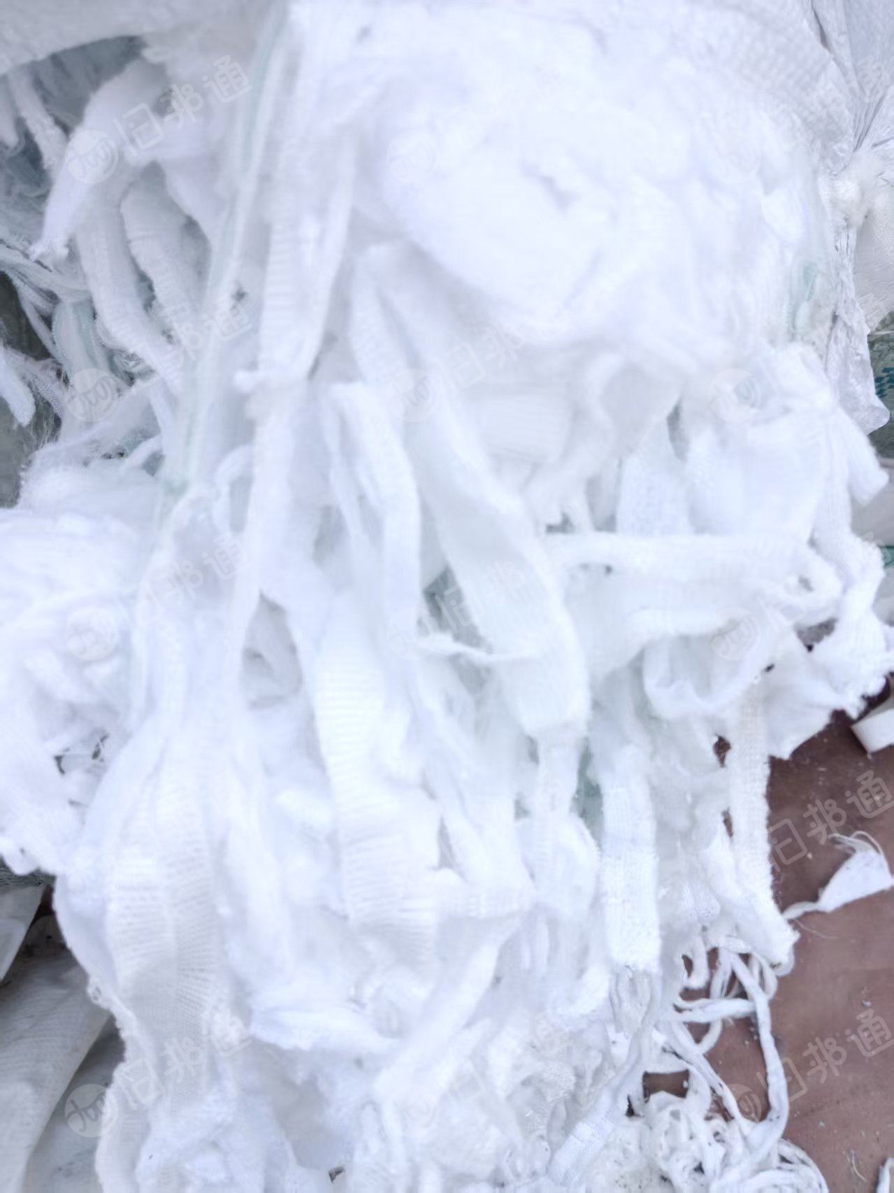 长期出售床上用品下脚料，涤棉废布，针织漂白废布，梭织漂白布块，绗棉下脚料，开花料现货200多吨