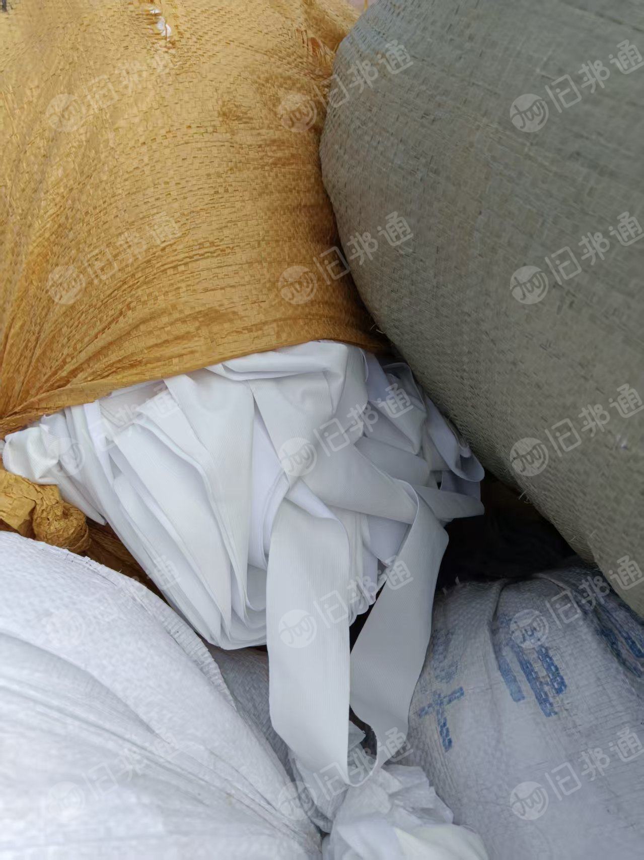 长期出售床上用品下脚料，涤棉废布，针织漂白废布，梭织漂白布块，绗棉下脚料，开花料现货200多吨