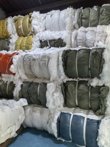 长期出售热风棉边角料，人工分拣过，打包机压块，能直接上机做