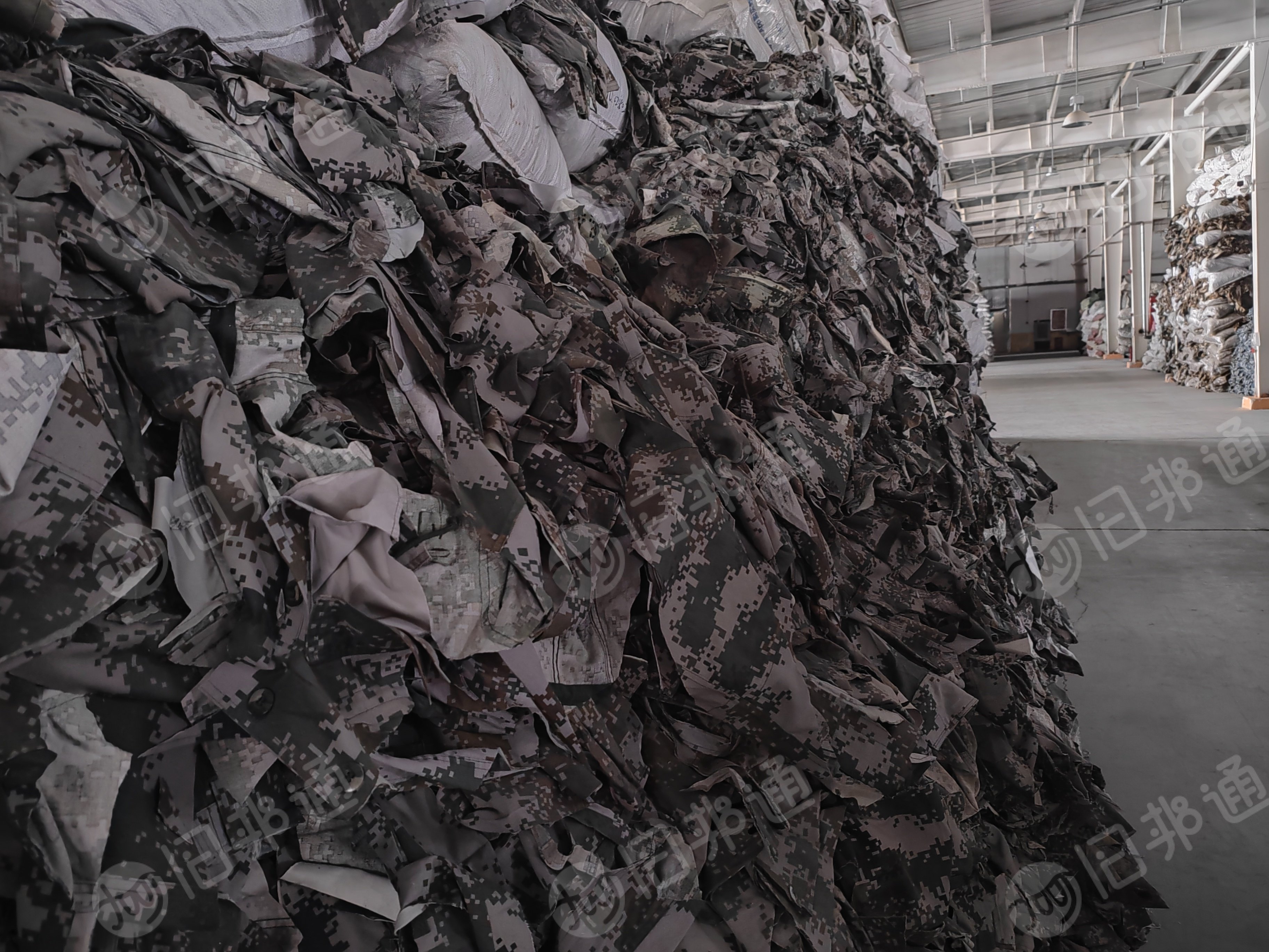 长期出售迷彩碎料，旧衣服碎料，可以开花用， 现货1800吨