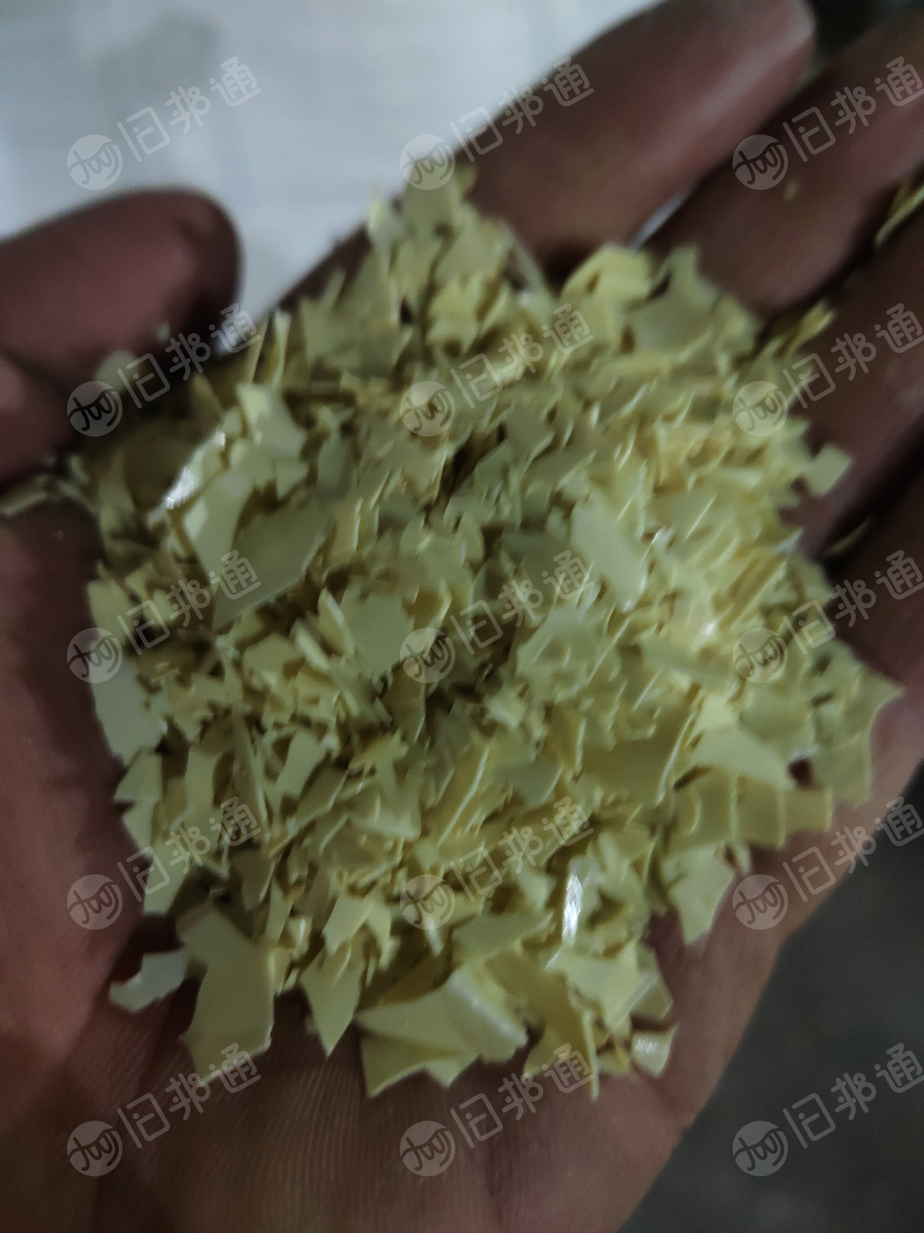 出售PET植绒边角破碎料，洗漱酒盒破碎料，可拉片用