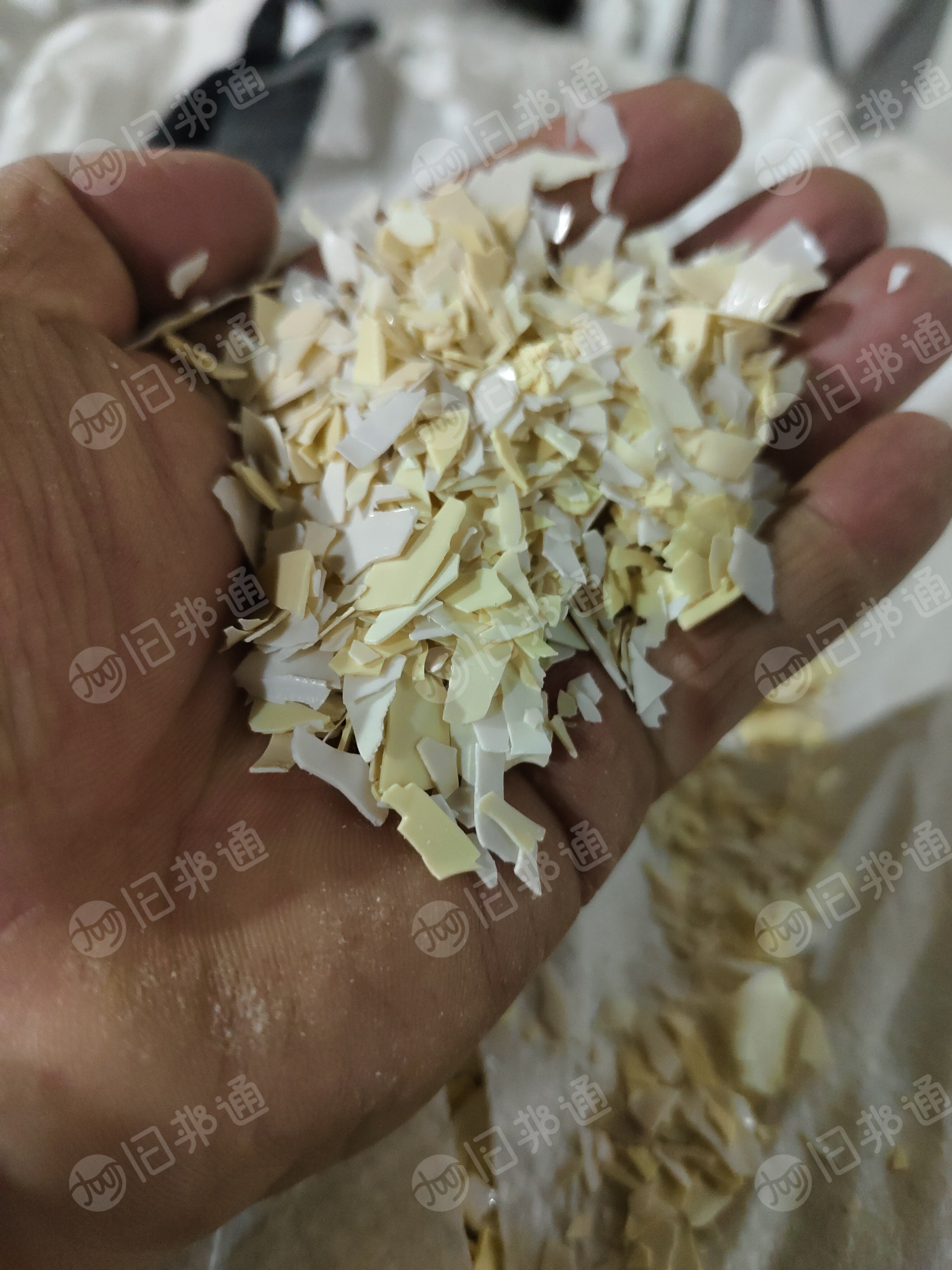 出售PET植绒边角破碎料，洗漱酒盒破碎料，可拉片用