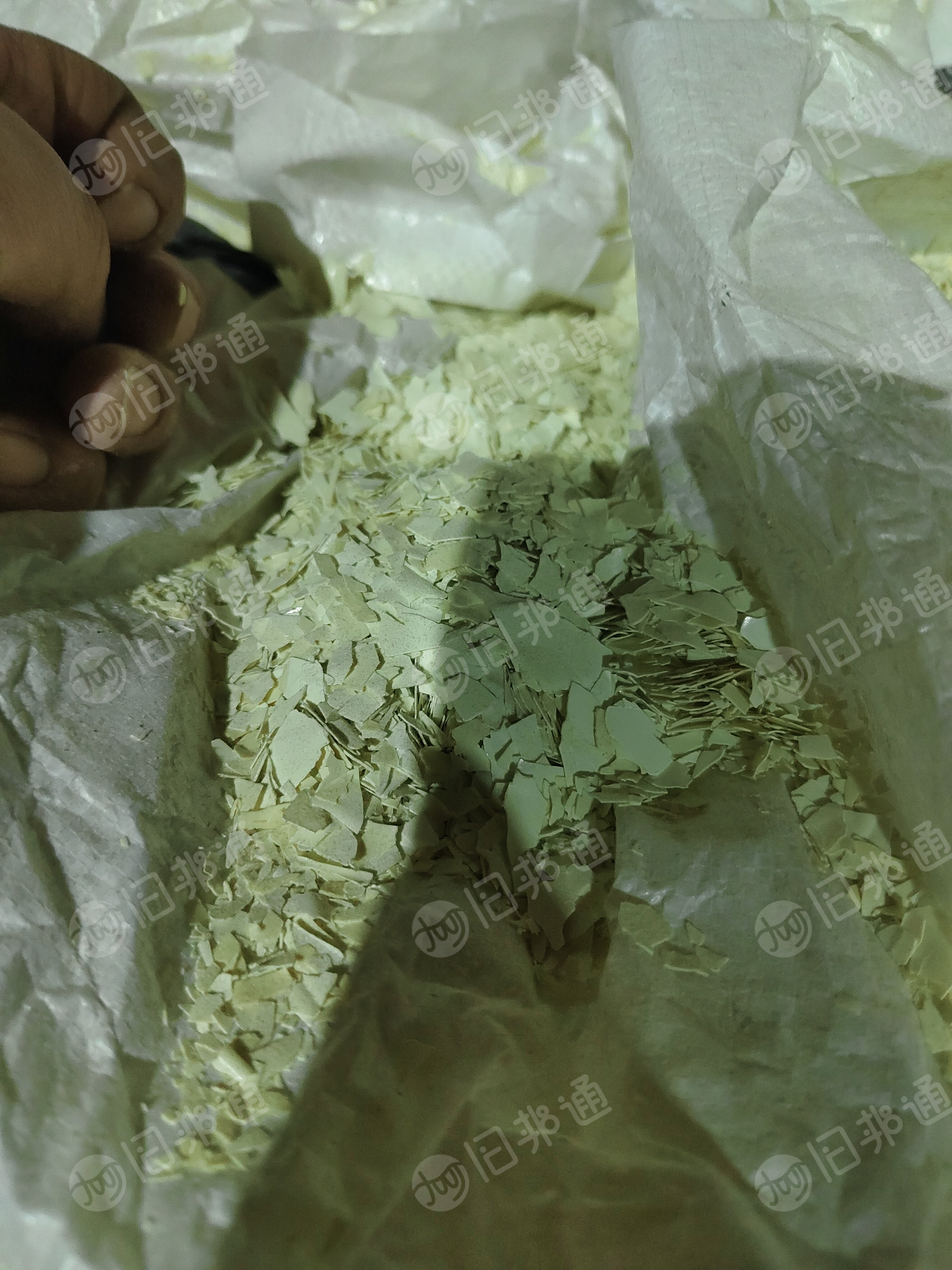 出售PET植绒边角破碎料，洗漱酒盒破碎料，可拉片用