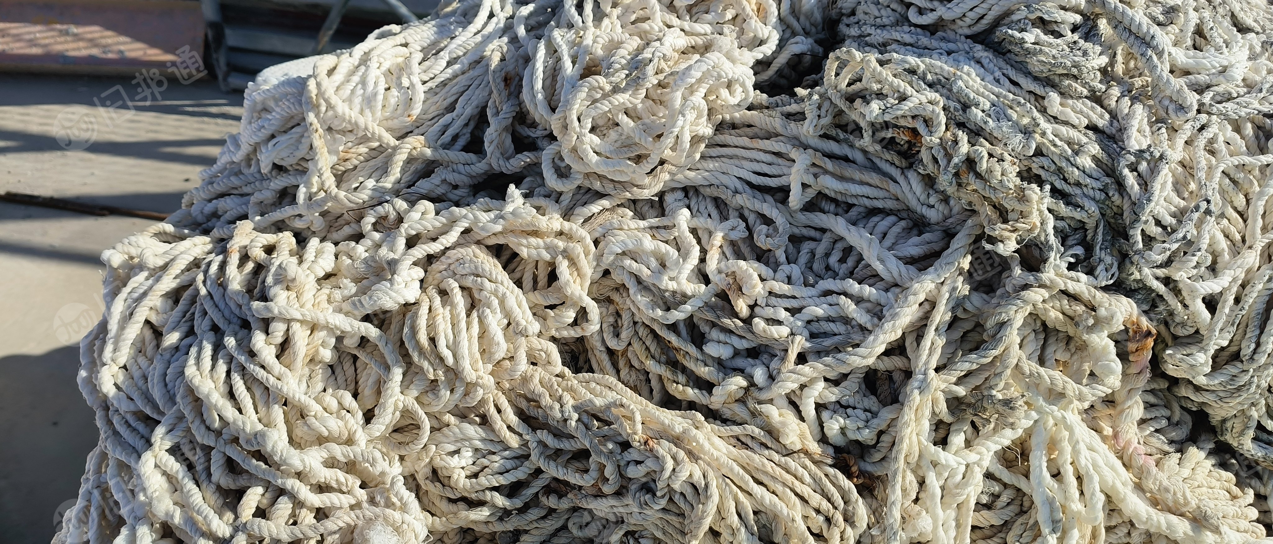 出售建筑工地下来的高强涤纶白色安全网，现货2万平米